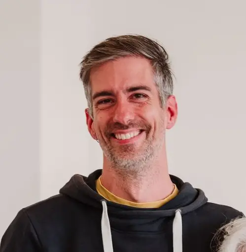 Christophe Volckaert, professeur de yoga chez Mitra Yoga Bruxelles