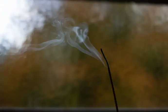Bâton d'encens qui se consume, symbole du renouveau d'énergie après le burn-out - Mitra Yoga